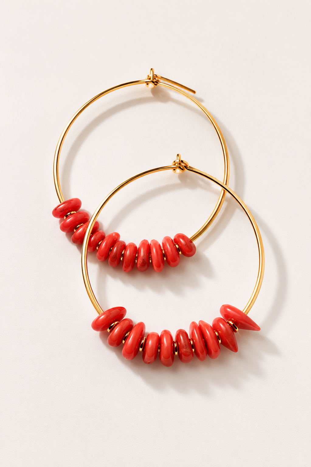 Pendientes Aros Coral de Sanuke en aro dorado fino con piezas irregulares de coral rojo, tendencia verano mujer.